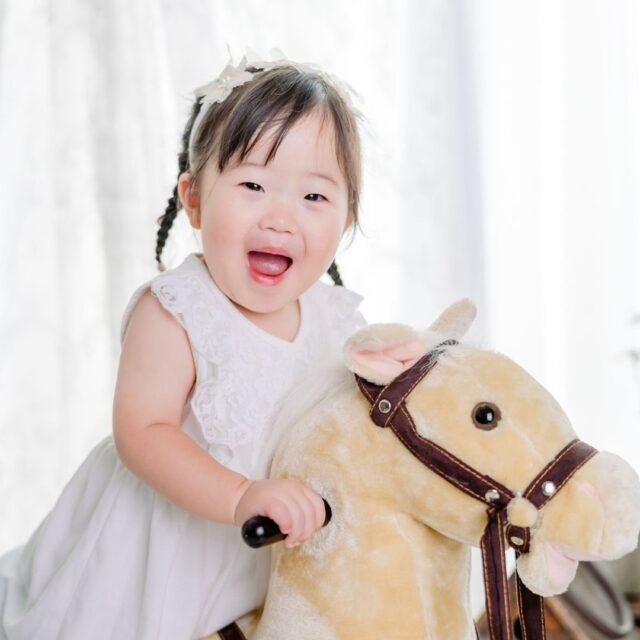 初めての誕生日の1歳と比べ、
あまり写真を撮らなくなってしまう2歳

でもとっても成長する時期

走り回ったり言葉を口にしたり、
自我が生まれいろいろ要求したり…

だからこそ2歳も記念の写真を残して欲しい
そういう思いで2歳プランをご用意しています🎶

┈┈┈┈┈┈ 𖤣𖥧𖥣𖡡𖥧𖤣 ┈┈

2歳プラン ¥23,000
(データ･A3サイズ3面見開きアルバム付)

スタジオまたは洞峰公園とお選びいただけます
※公園使用料¥530が別途発生致します

┈┈┈┈┈┈ 𖤣𖥧𖥣𖡡𖥧𖤣 ┈┈

カシュカシュスタジオご利用方法
①ご予約＆お問合せ
⭐️お電話 029-850-3890
⭐️公式LINE
⭐️予約、問い合わせフォー厶(@cachecache_tsukubaハイライト〈プラン･料金〉)

からご予約＆お問合せ📞
スタジオの見学や打ち合わせも無料で承っております😌
※tsukuba.cache2@gmail.comのメールを受信できるよう事前にご確認をお願いします

②ご来館
③データ＆アルバム等の受け取り
アルバム等の商品はご自宅へ郵送でお届けいたします📮
撮影当日に《よく出来ましたカット10枚》をLINEにてお渡しさせて頂きます✨️

@cachecache_tsukuba
茨城県つくば市二の宮2-17-10 パークサイド洞峰A号
open平日/11:00~18:30
closed火曜

 #カシュカシュ  #２歳  #ファミリーフォト